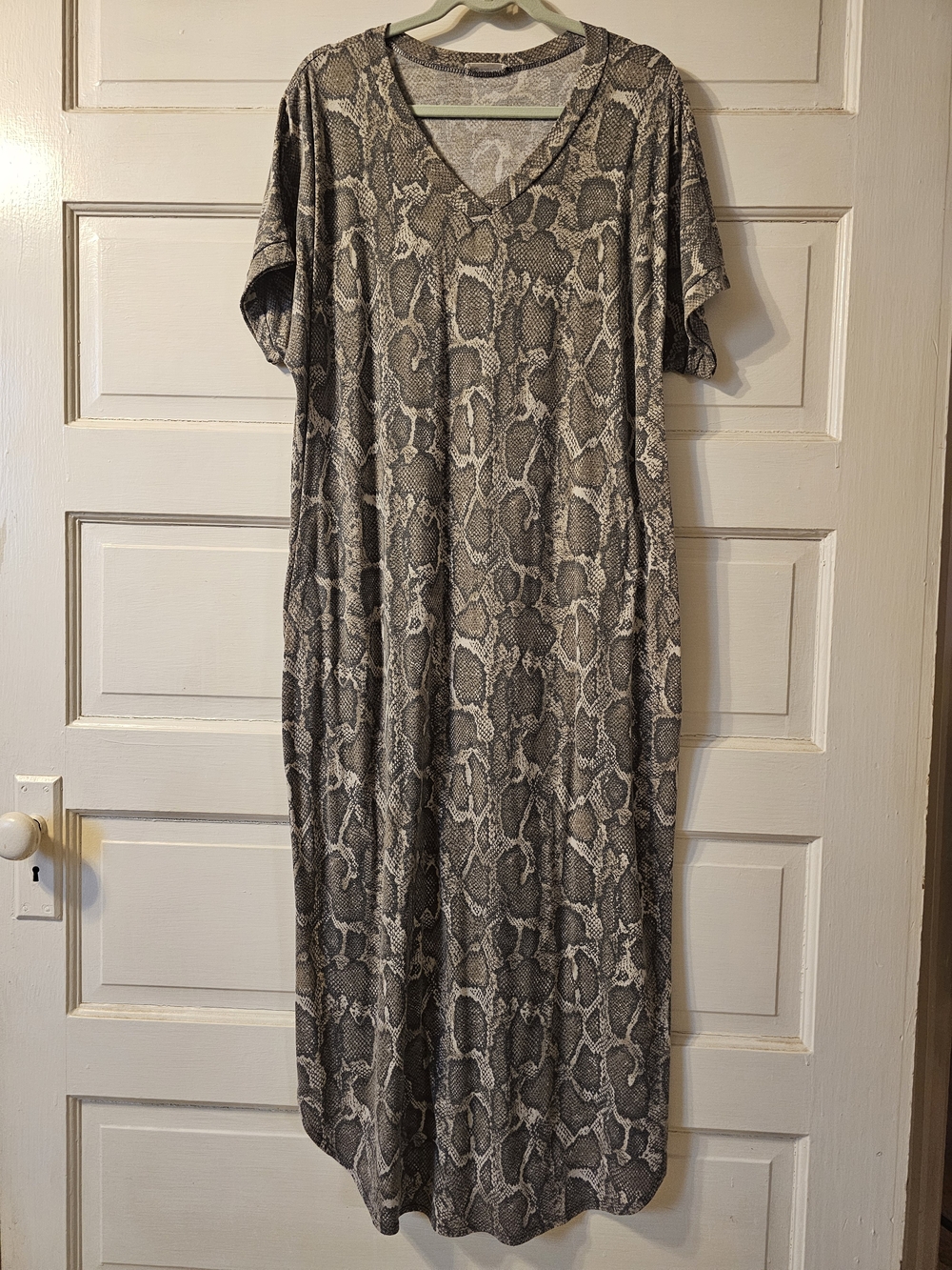 BomBom Snake Print V-Neck Maxi Dress w/pockets XL